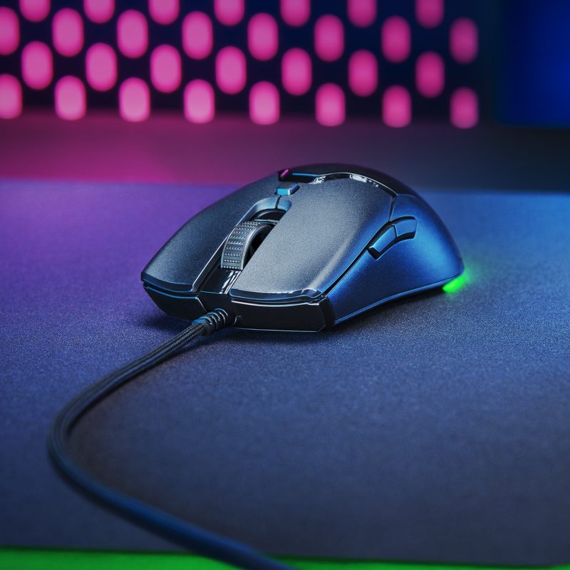 mouse gaming Razer Viper Mini con sfondo colorato