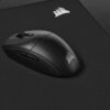 Fotografia che ritrae il mouse Corsair M55 Wireless su un mouse pronto per la recensione