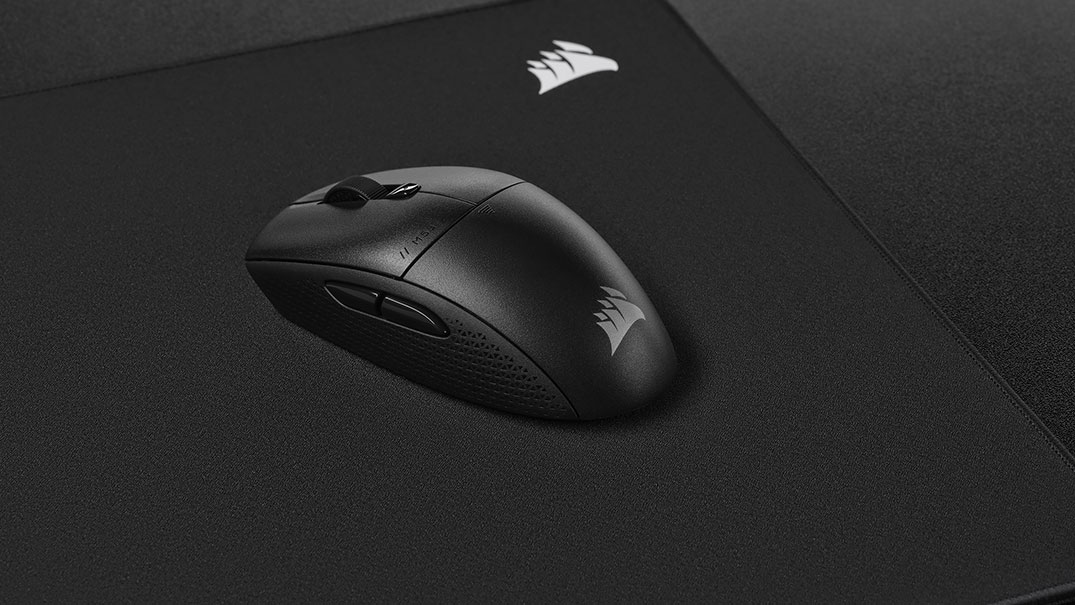 Fotografia che ritrae il mouse Corsair M55 Wireless su un mouse pronto per la recensione