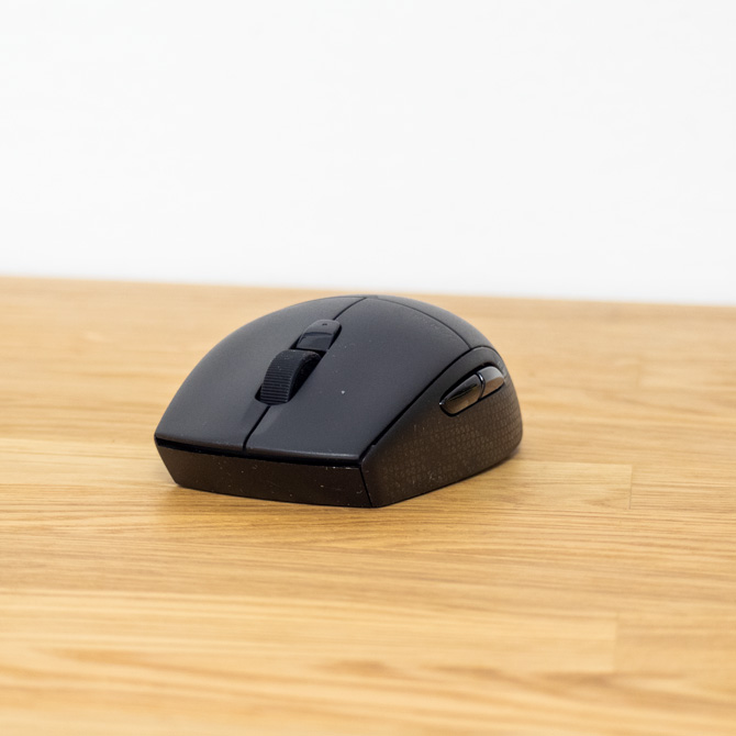 Fotografia del mouse gaming Corsair M55 Wireless a 45°