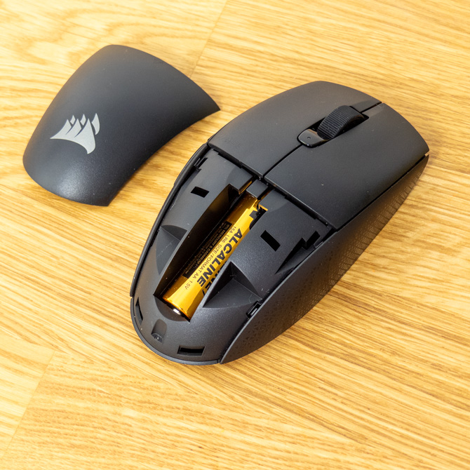 FOtografia del Corsair M55 Wireless e la sua batteria
