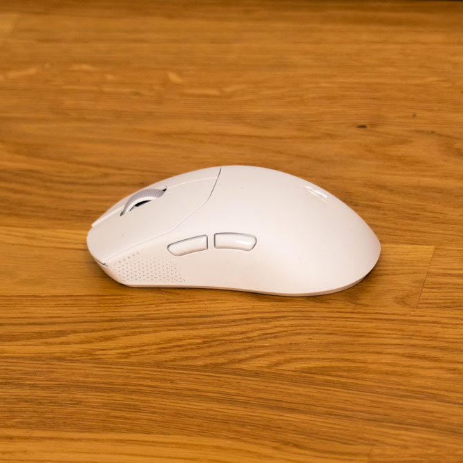 Sabre v2 PRO ultralight wireless recensione lato sinistro 2