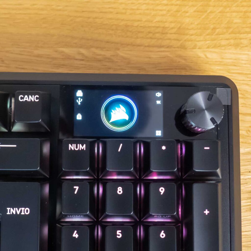 Corsair Vanguard 96: Recensione 6 Corsair Vanguard 96 schermo led e rotella volume